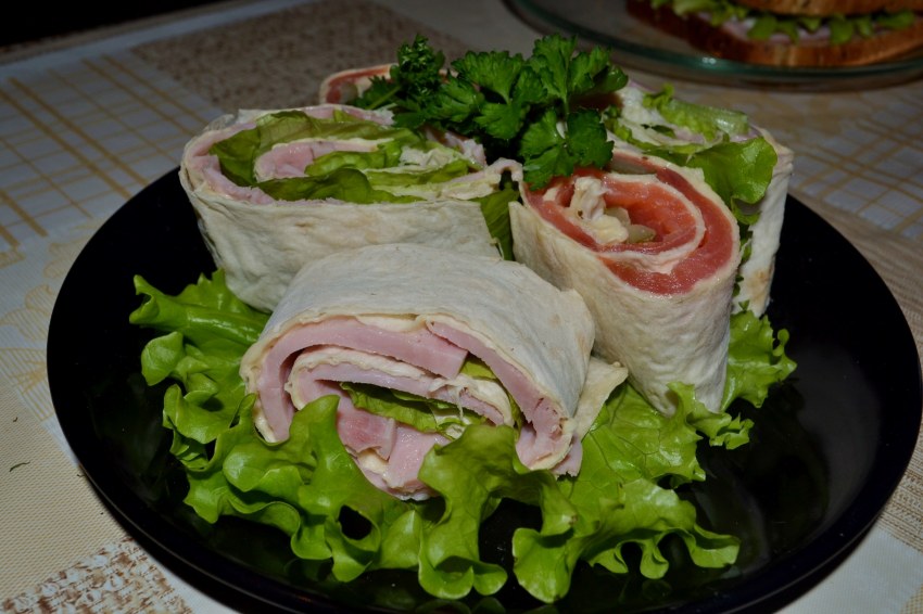 Закуска из лаваша с ветчиной и сыром