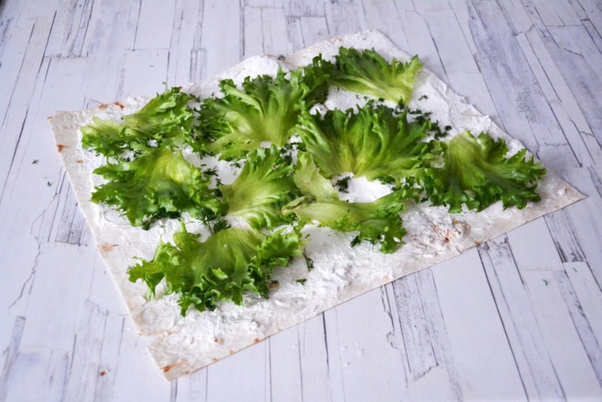 Лаваш с листьями салата