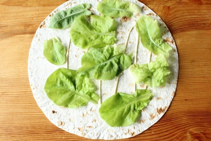 Лаваш с листьями салата и т д