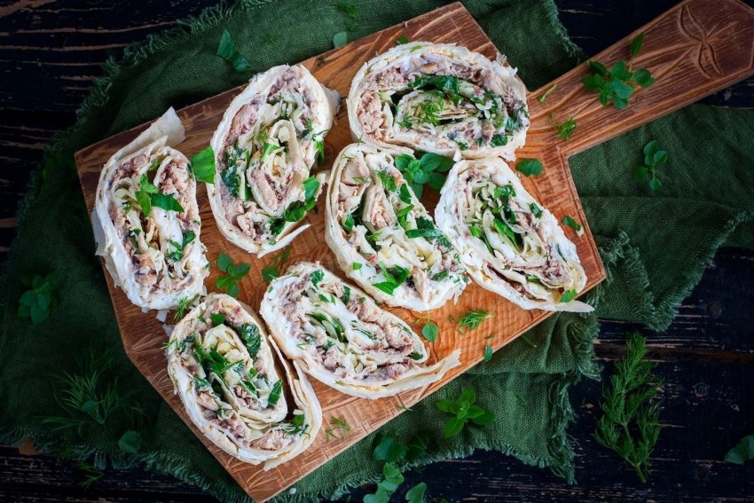 Рулет из лаваша с консервой