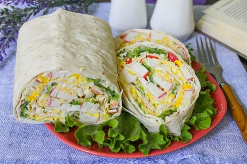 Рулет из лаваша с крабовыми палочками и яйцом и сыром