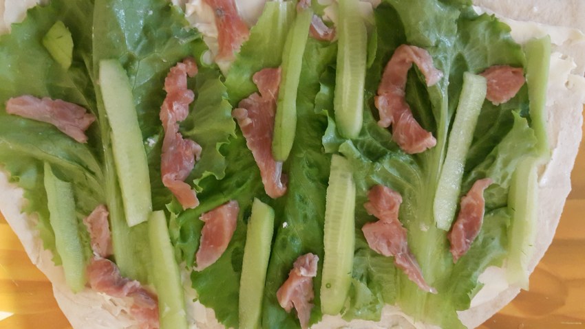 Лаваш с красной рыбой и огурцом