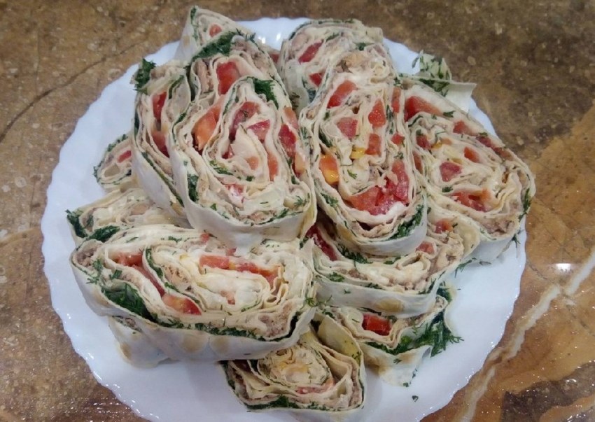 Рулет из лаваша с сайрой