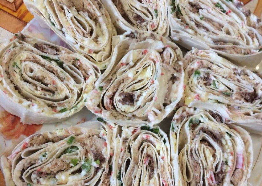 Рулет из лаваша с консервами