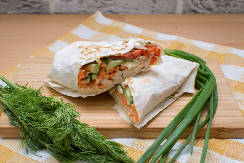 Лаваш с курицей и овощами