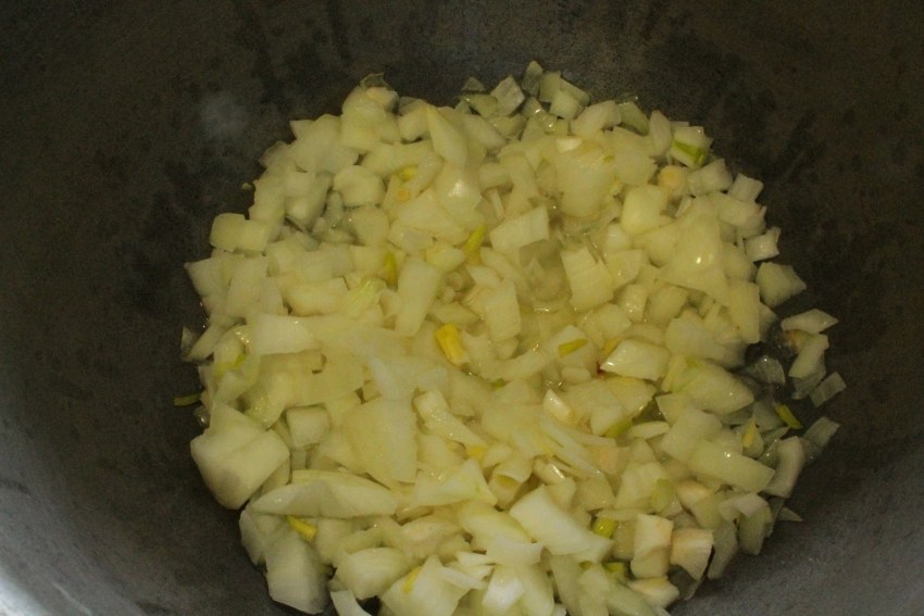 Курица по-еврейски с луком в сковороде