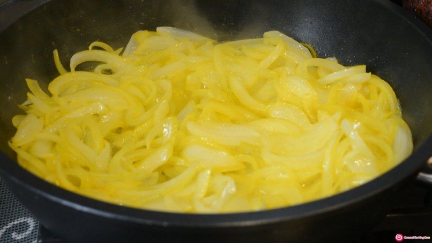 Курица по-еврейски с луком и содой в сковороде