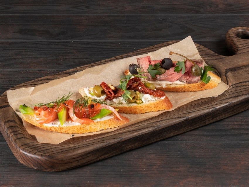 Бутерброды со шпротами и зеленью