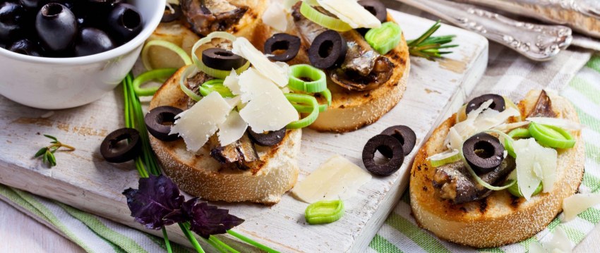 Брускетта со шпротами и огурцом