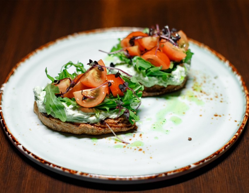 Закуска с шпротами в треугольнике