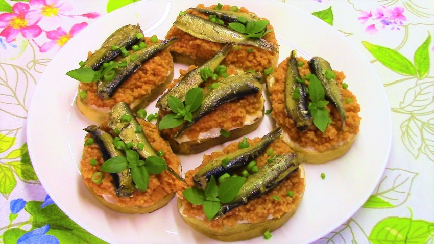 Брускетты со шпротами