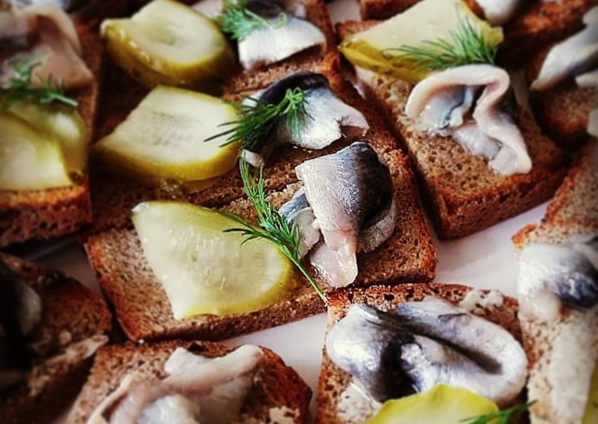 Брускетты со шпротами и яйцом