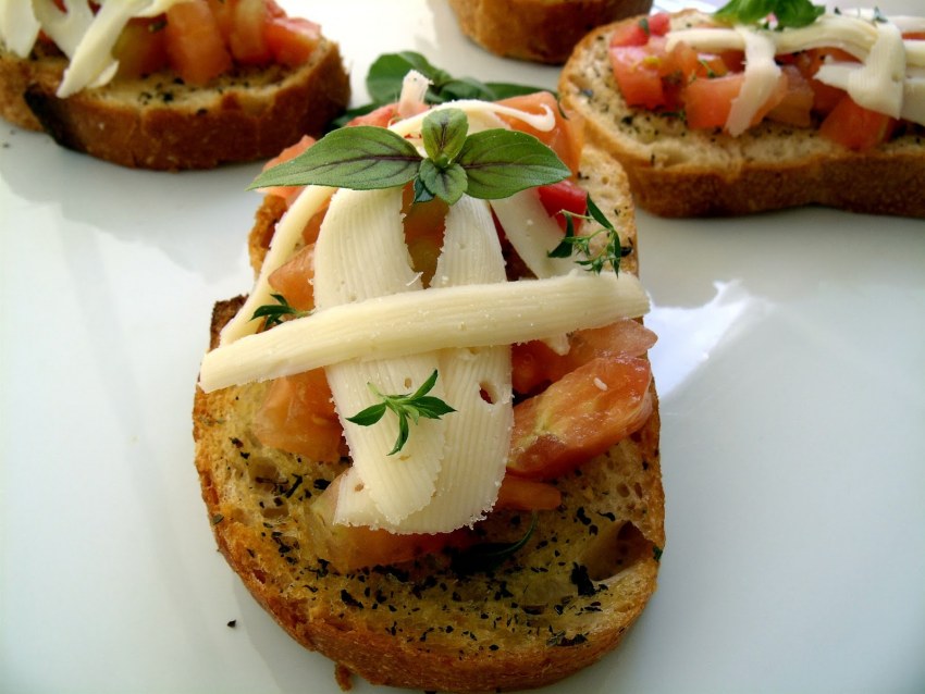 Брускетта с авокадо и помидорами
