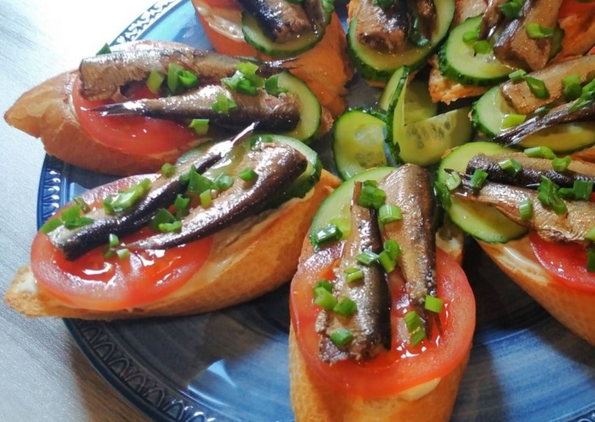 Бутерброды с яйцом и огурцом свежим