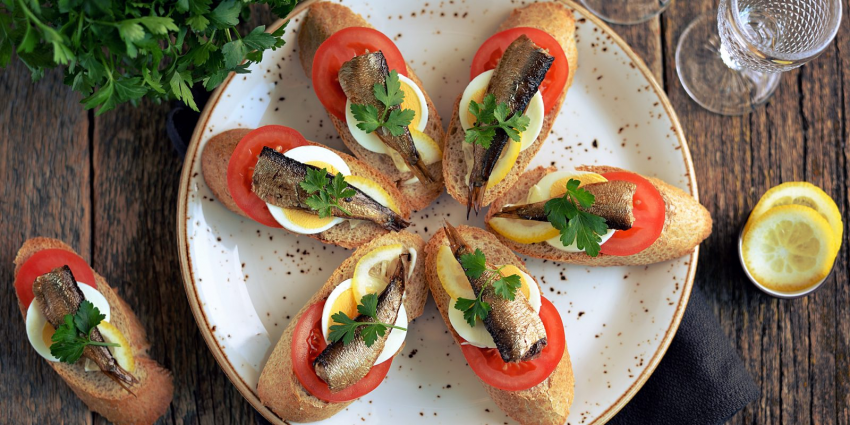 Брускетты со шпротами
