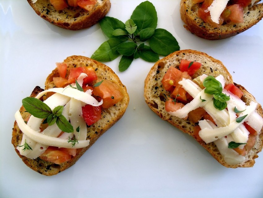 Брускетта с лососем,  руккола,