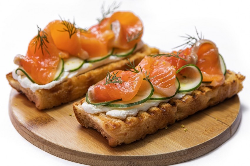 Брускетта с крабом и авокадо