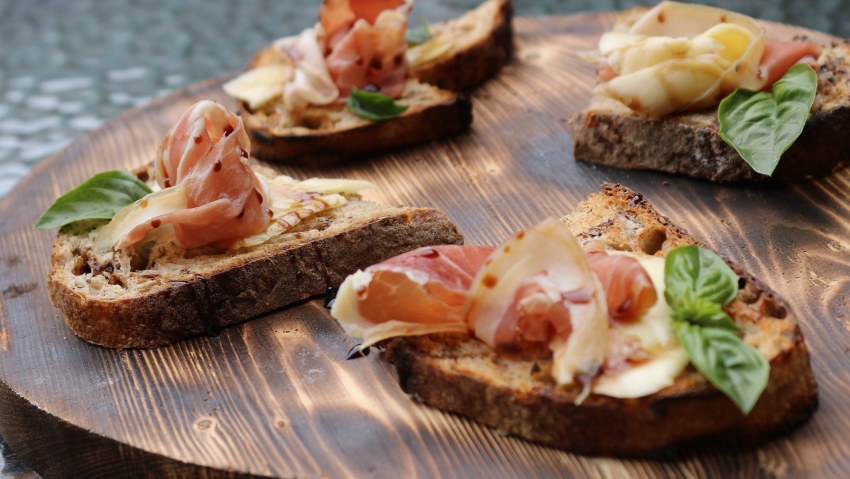 Брускетты со шпротами