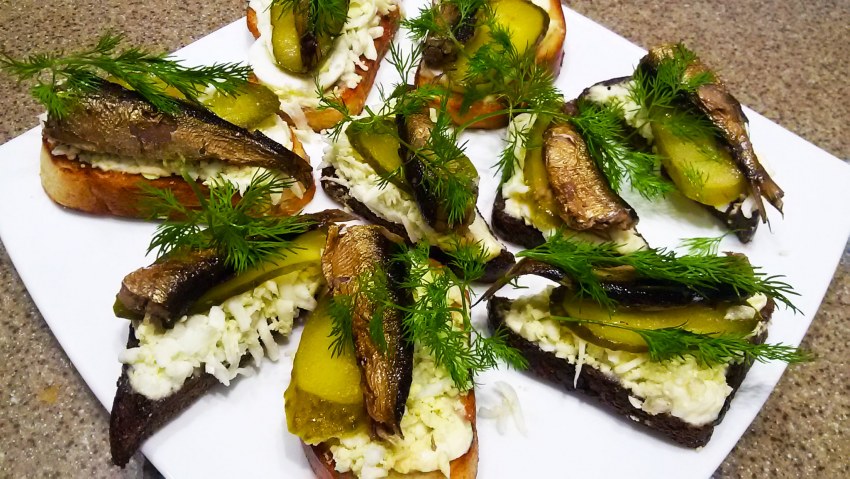 Брускетта с семгой и огурцом