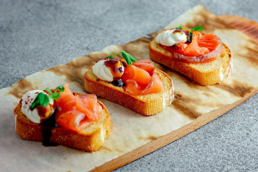 Бутерброды канапе со шпротами