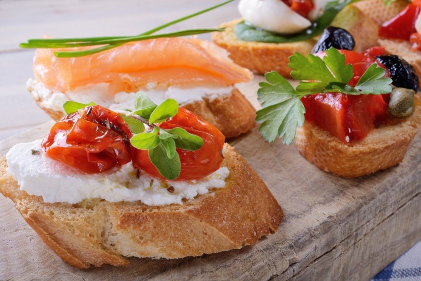 Бутерброды с килькой и черным хлебом