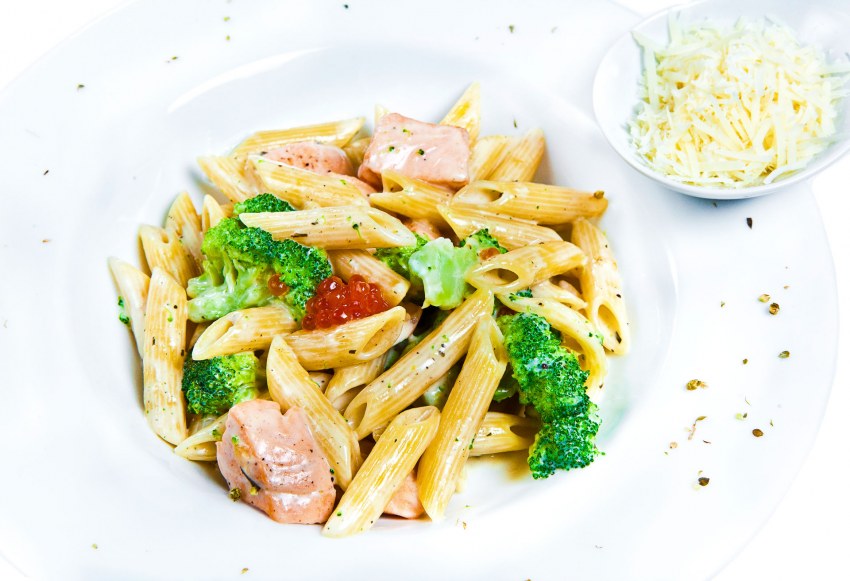 Пенне с лососем и брокколи