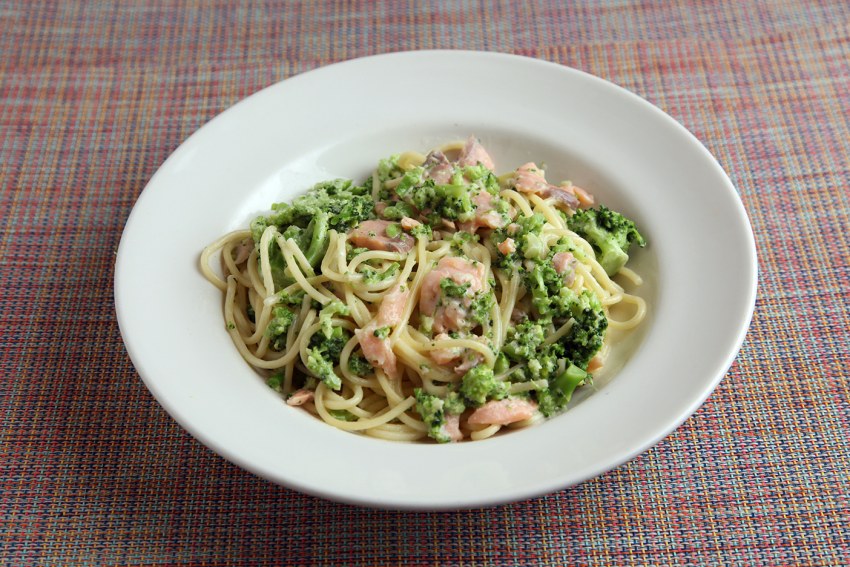 Паста тальятелле с форелью и брокколи
