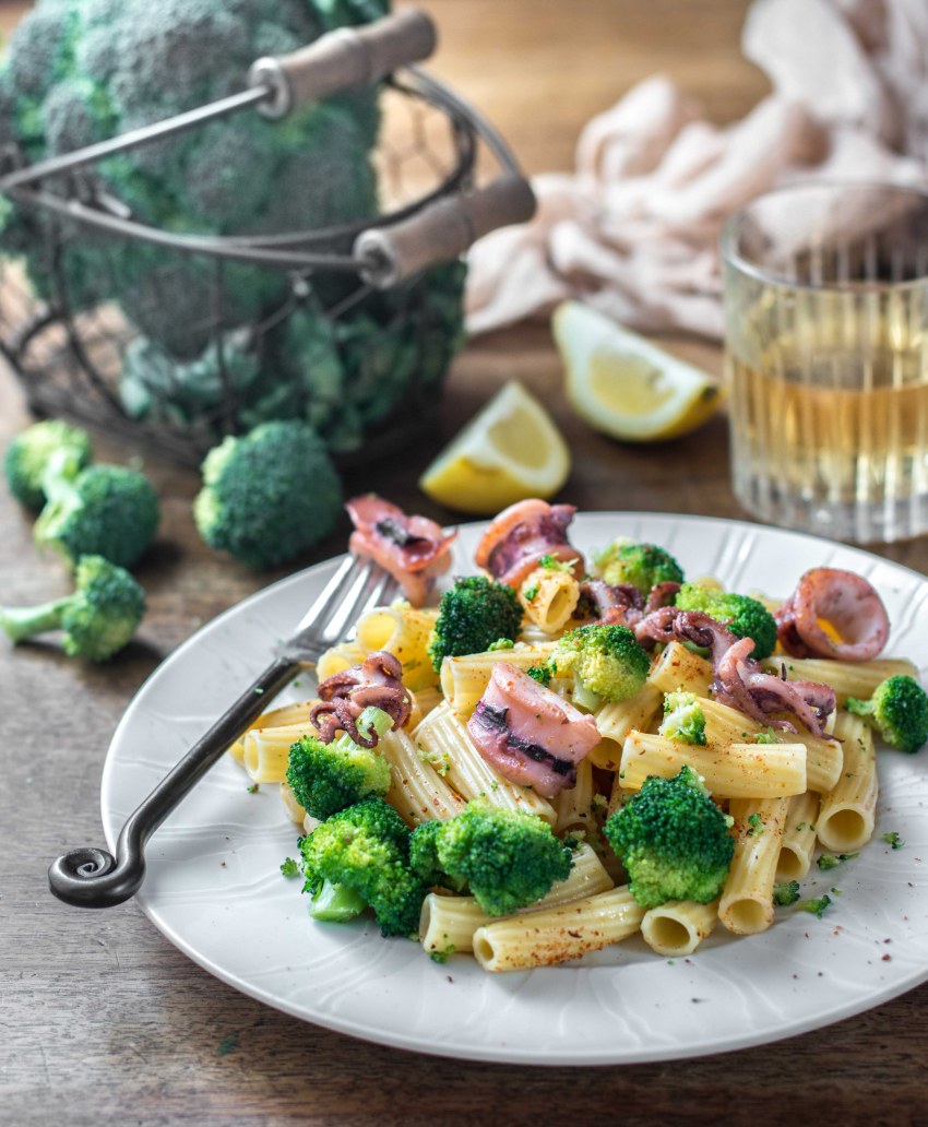 Пенне с лососем и брокколи