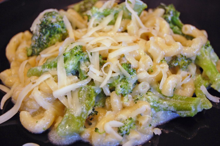 Пенне с лососем и брокколи