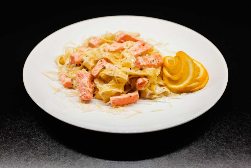 Паста с лососем, брокколи и зеленым горошком