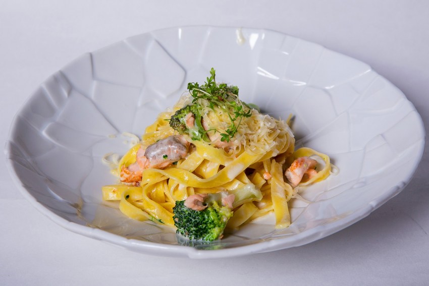 Тальятелле с лососем и брокколи