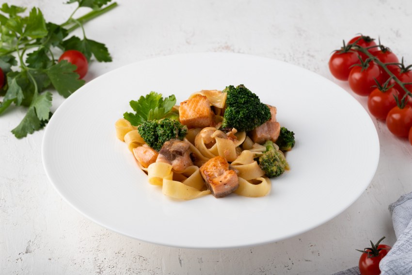 Феттучини с крабом и брокколи