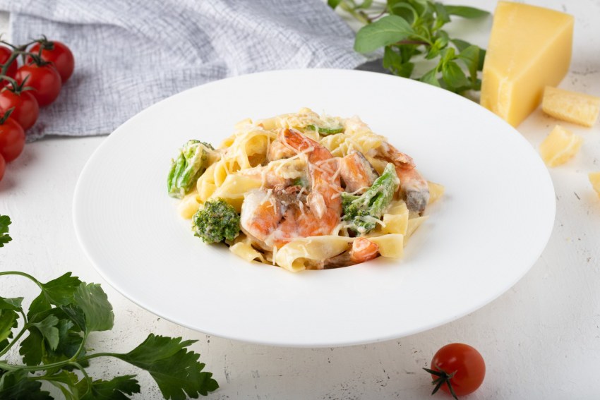Фарфалле паста с лососем