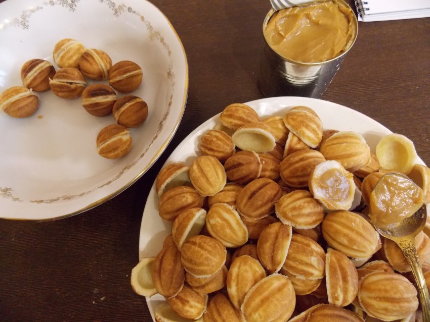 Пирожное орешек со сгущенкой