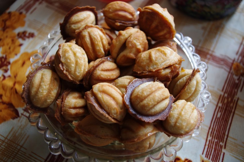 Сладкие орешки со сгущенкой