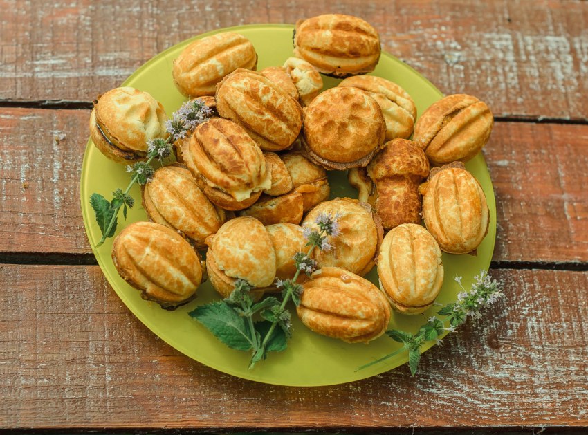 Выпечка орешки со сгущенкой