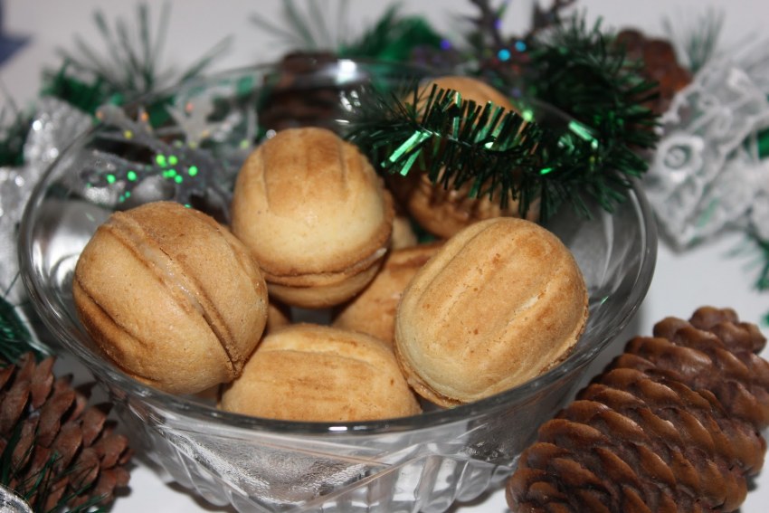 Орешки со сгущенкой в орешнице