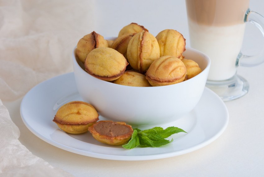 Орешки с вареной сгущенкой