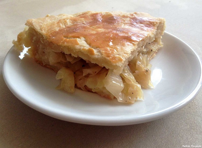 Пирог из слоеного теста с курицей