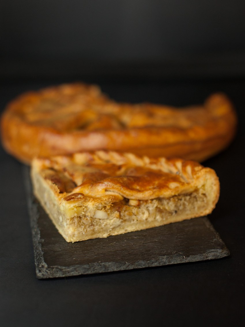 Пирог с капустой из слоеного теста