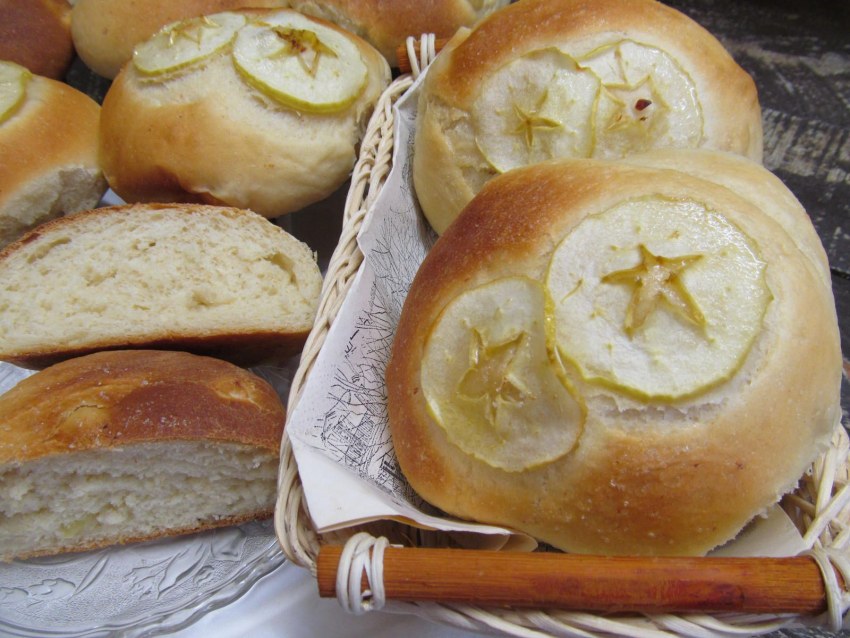 Сдобные булочки с яблоками