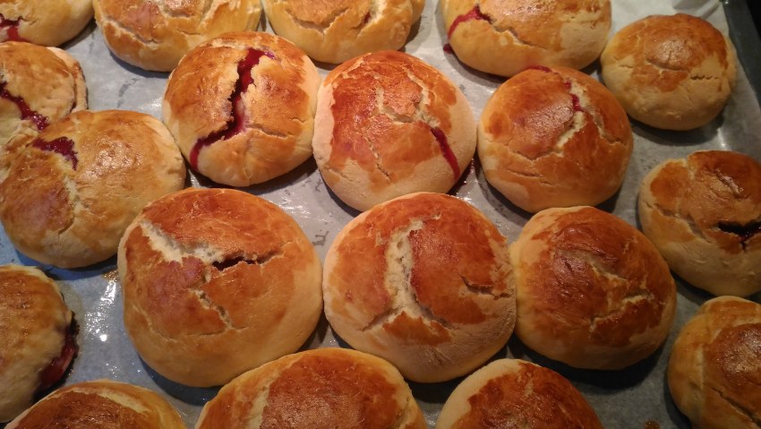 Булочки из дрожжевого теста на молоке