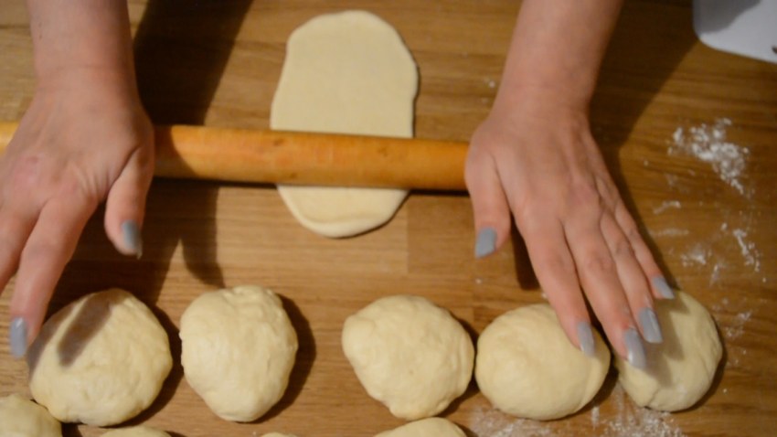 Раскатывание теста для булочек