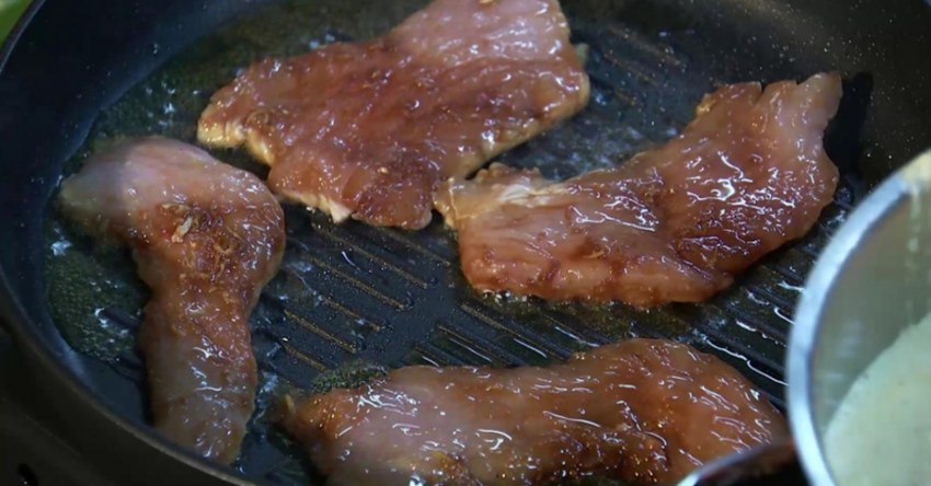 Бедро, индейки жареные на сковородке.