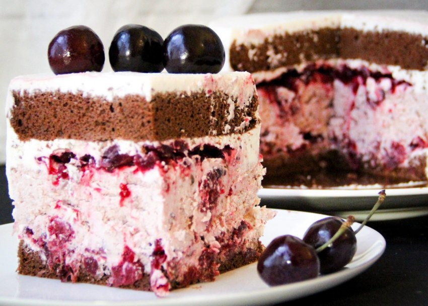 Бисквитный торт с вишней