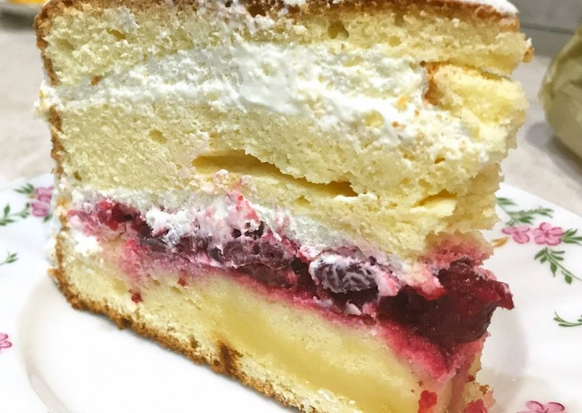 Бисквитный торт с вишней и кремом