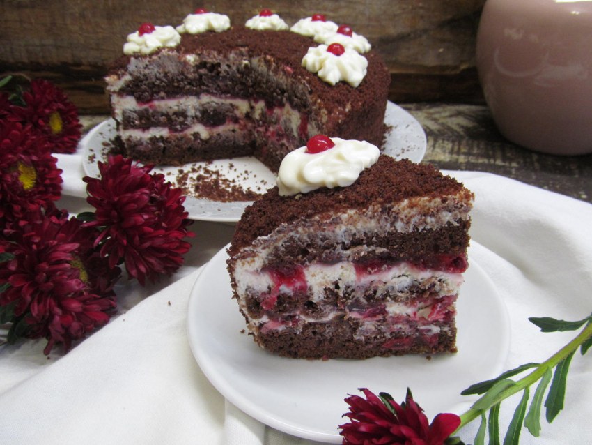 Торт блинчики с вишней и сверху крем