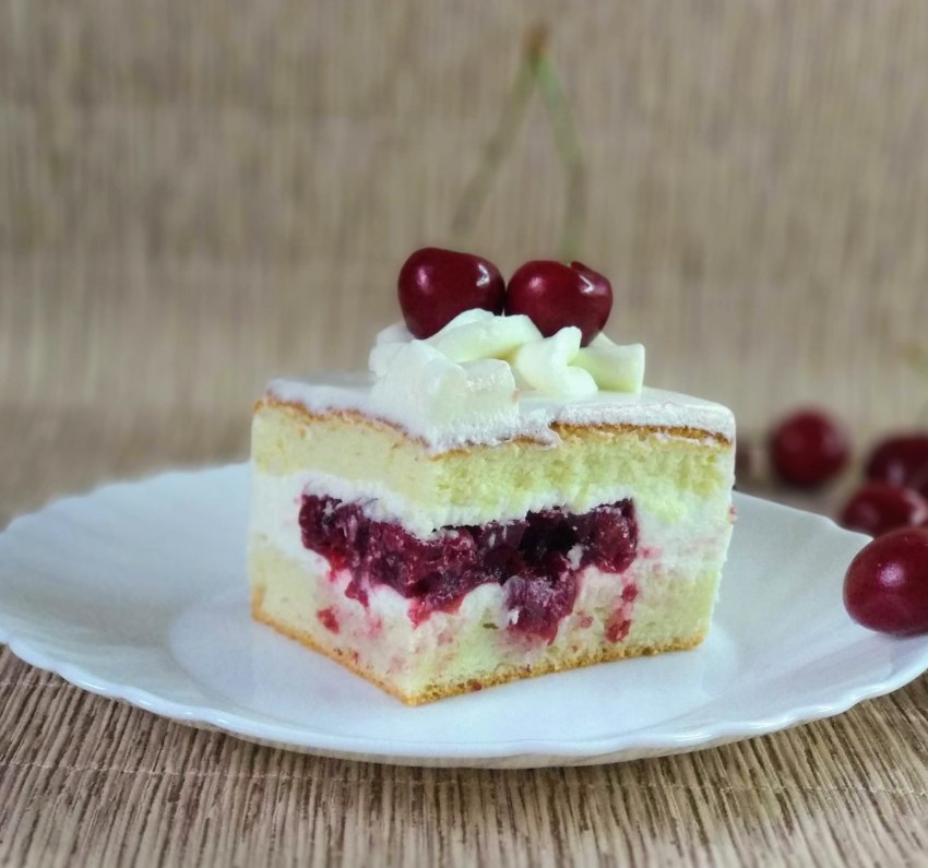 Бисквитный торт с вишней и сливками