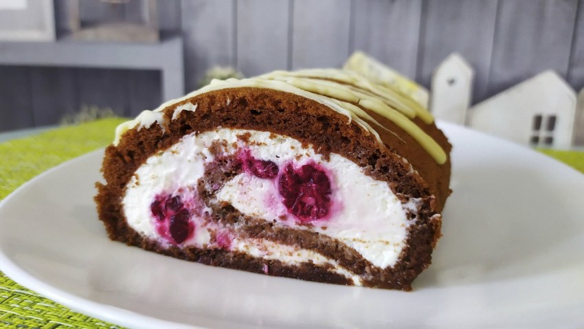 Бисквитный торт с вишней