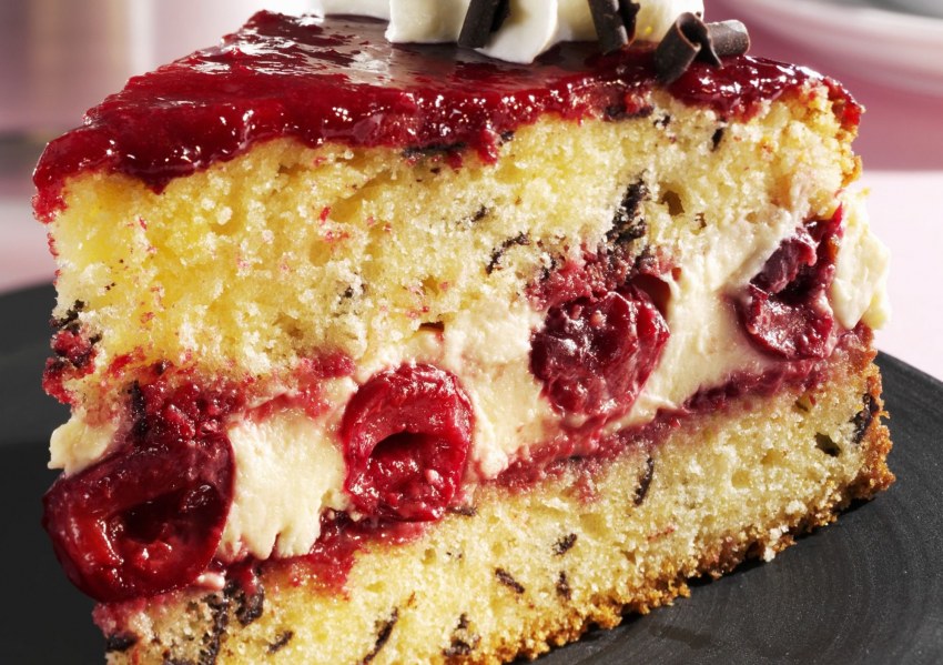 Бисквитный торт с ягодным конфи